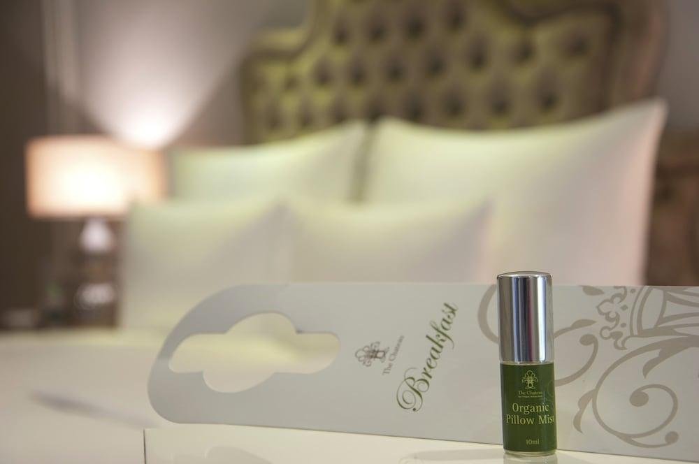 The Chateau Spa & Wellness Resort Bukit Tinggi Kültér fotó A bottle of Dr. Hauschka's Revitalizing Day Cream