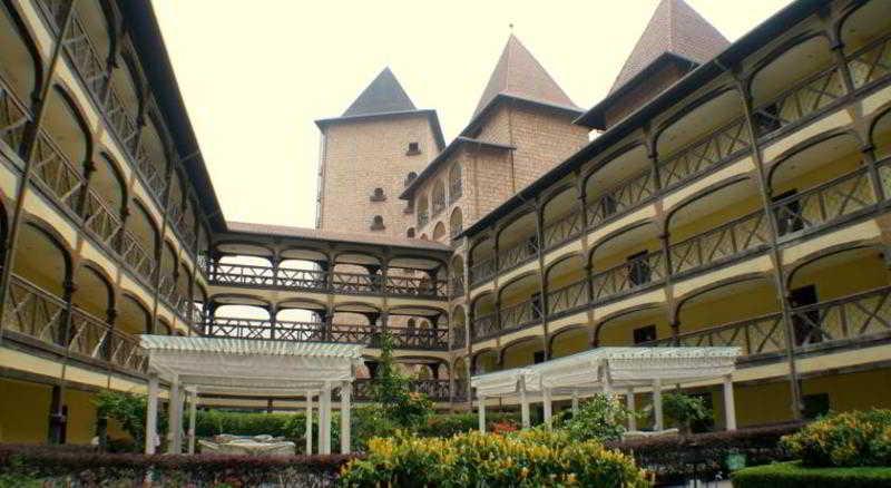 The Chateau Spa & Wellness Resort Bukit Tinggi Kültér fotó The Château de Chaumont