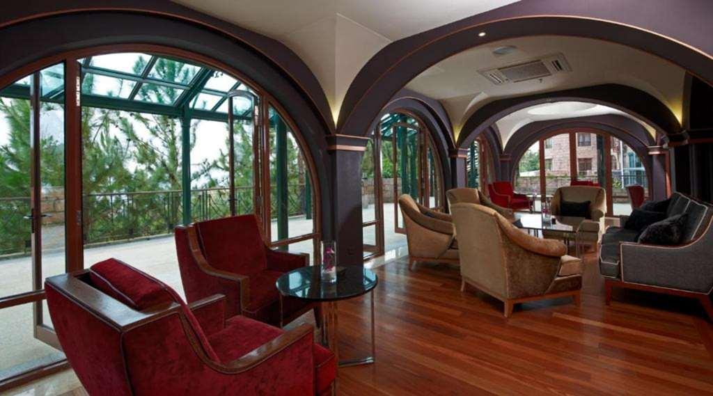 The Chateau Spa & Wellness Resort Bukit Tinggi Étterem fotó The lobby of the hotel