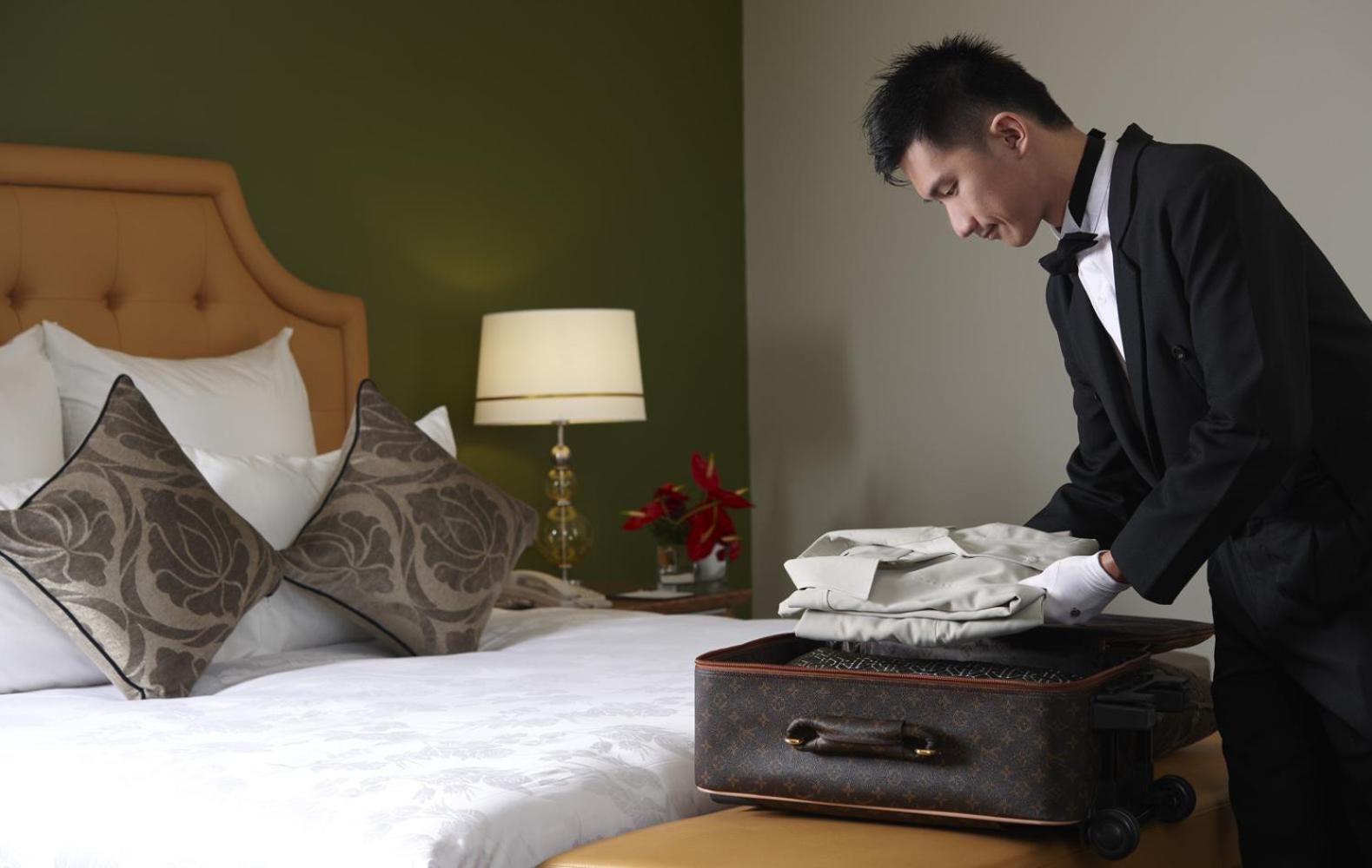 The Chateau Spa & Wellness Resort Bukit Tinggi Kültér fotó A bellboy unloading a guest's luggage