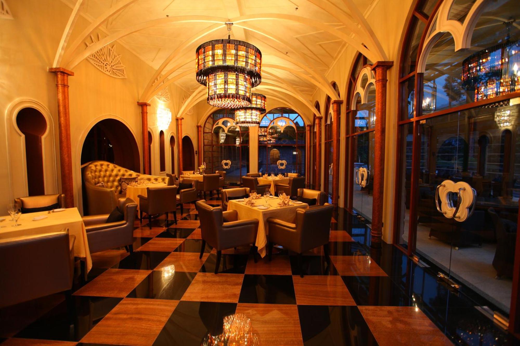 The Chateau Spa & Wellness Resort Bukit Tinggi Kültér fotó The restaurant