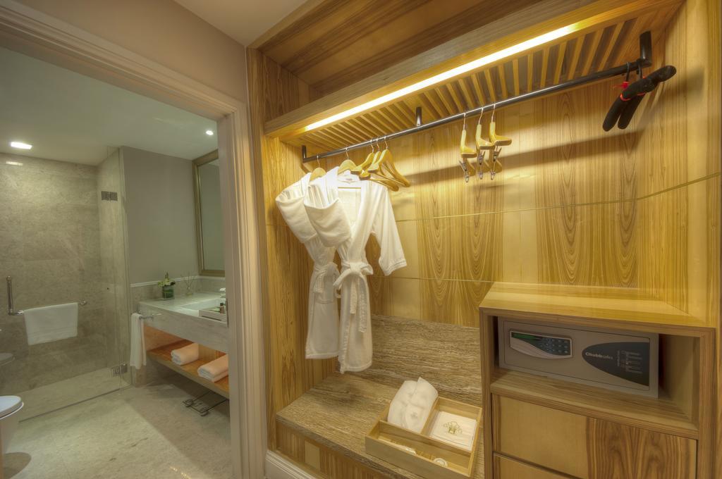The Chateau Spa & Wellness Resort Bukit Tinggi Kültér fotó A bathrobe hanging on a rack