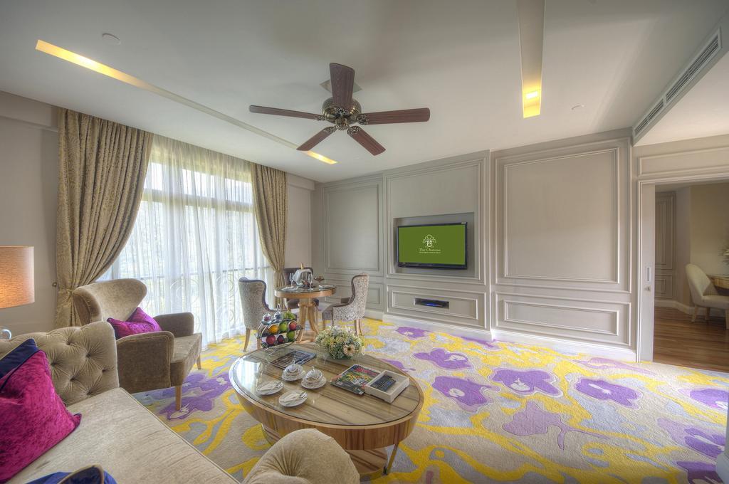 The Chateau Spa & Wellness Resort Bukit Tinggi Kültér fotó Living room of a suite